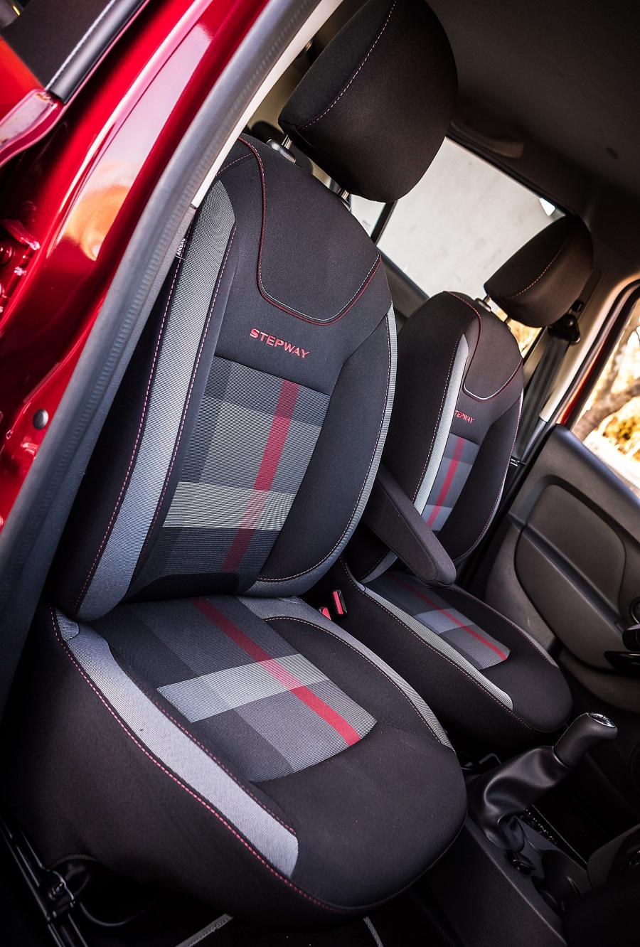 Интерьер Dacia Sandero Stepway Charisma 2019 года  (фото 7 из 24)